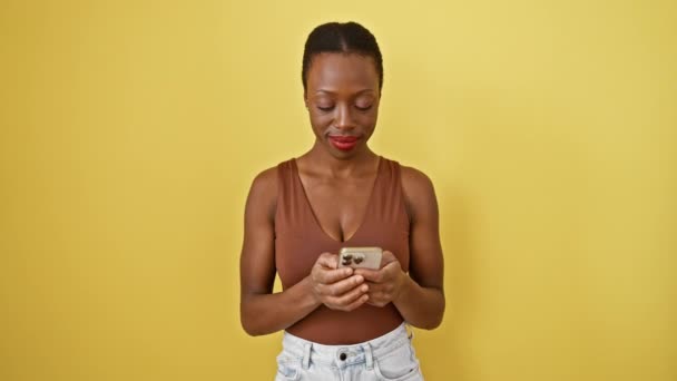아프리카계 미국인 기스팅 괜찮은 성공을 보여주는 노란색 배경에 스마트 — 비디오