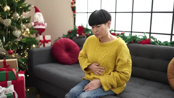 Joven Mujer China Que Sufre Dolor Estómago Sentada Junto Árbol — Vídeo de stock