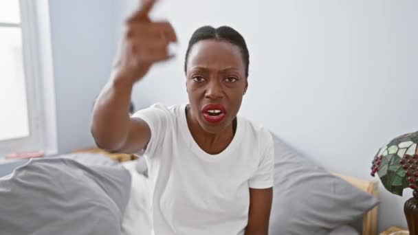 Furiosa Disgustada Una Mujer Afroamericana Está Acostada Cama Dormitorio Señalándote — Vídeo de stock
