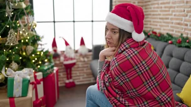 Mujer Caucásica Joven Cubierta Con Manta Celebrando Navidad Con Expresión — Vídeos de Stock