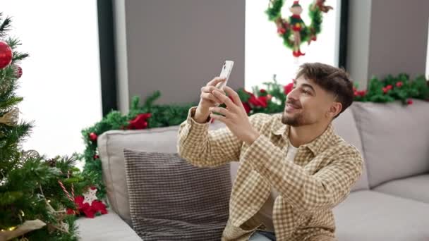 Jonge Arabier Man Maken Foto Naar Kerstboom Thuis — Stockvideo