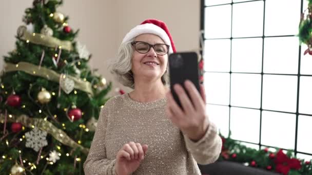 Frau Mittleren Alters Mit Grauen Haaren Hat Videoanruf Hause Weihnachtsbaum — Stockvideo
