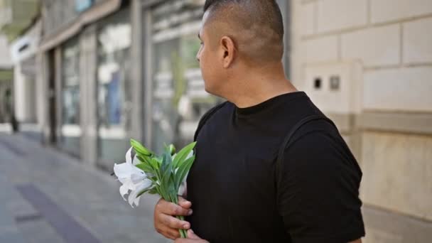 화창한 거리에 시계를 활기찬 꽃다발을 — 비디오