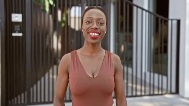 Mujer Afroamericana Alegre Pie Sonriendo Una Calle Ciudad Amigable Confiada — Vídeos de Stock
