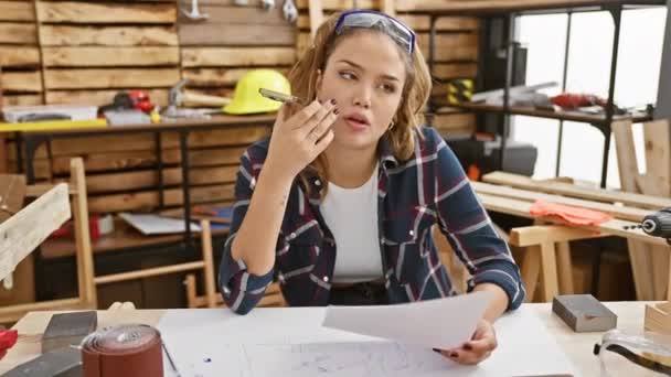Impressionante Jovem Carpinteiro Hispânico Feminino Absorvido Seu Trabalho Enviando Uma — Vídeo de Stock