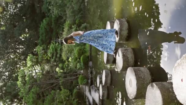 美丽的他惊慌失措的女人悠闲自在地走在石径上 穿过了一个传统的河南庆都神龛的湖面 — 图库视频影像