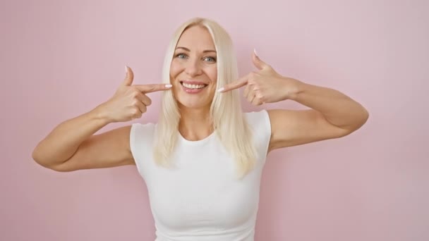 Alegre Señora Rubia Señala Sus Dientes Perfectos Mostrando Salud Dental — Vídeo de stock