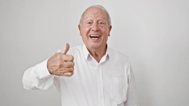 Старший Мужчина Рубашке Стоял Улыбаясь Счастливый Позитивный Большой Палец Вверх — стоковое видео