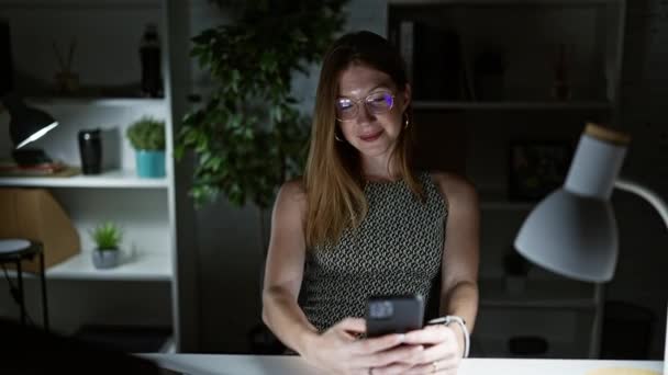 Jovem Loira Mulher Empresária Usando Smartphone Trabalhando Sorrindo Escritório — Vídeo de Stock