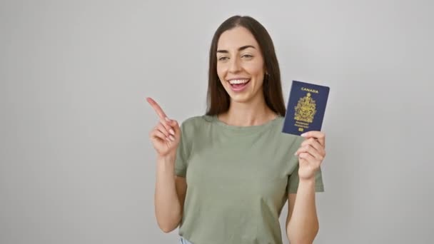 Pełna Nadziei Młoda Latynoska Wskazująca Bok Uśmiechnięta Radośnie Pokazując Paszport — Wideo stockowe