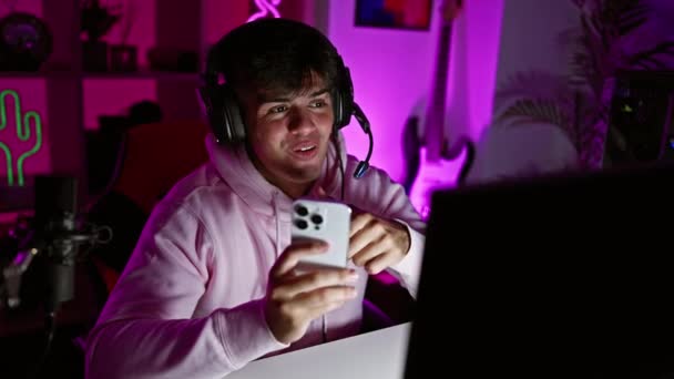 Ελκυστικός Νεαρός Ισπανός Streamer Βυθισμένος Στην Ψηφιακή Τεχνολογία Χαμογελώντας Αυτοπεποίθηση — Αρχείο Βίντεο
