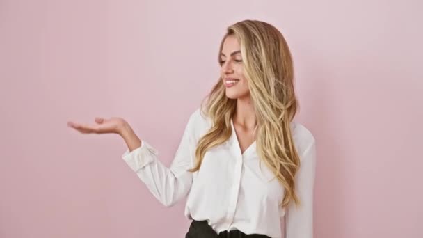 Niesamowita Młoda Kobieta Piękna Blondynka Uśmiechnięta Wskazująca Ubrana Koszulę Stojąca — Wideo stockowe