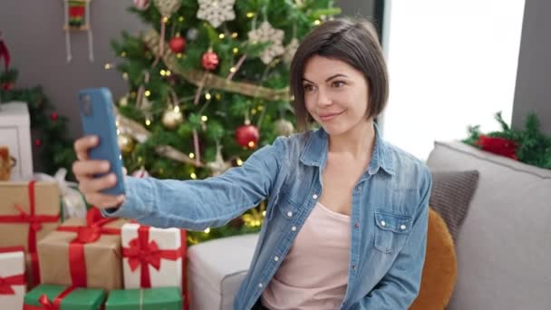 Ung Kaukasisk Kvinna Som Tar Selfie Med Smartphone Står Vid — Stockvideo