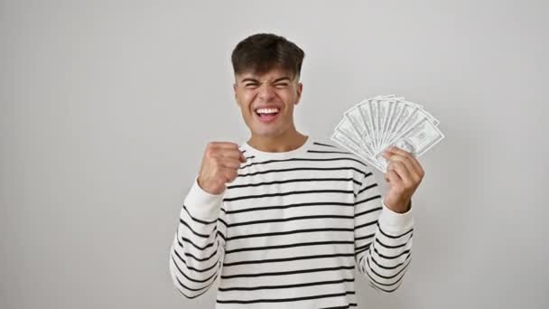 Nadšený Mladý Hispánec Svírající Dolarové Bankovky Zvedá Ruce Jásavém Vítězství — Stock video