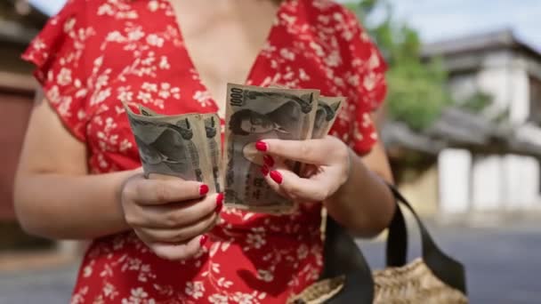 Junge Frau Beim Zählen Japanischer Yen Banknoten Auf Den Straßen — Stockvideo