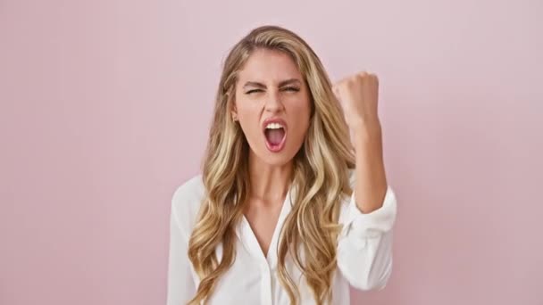 Furious Young Blonde Fists Clenched Rage Agitatedly Screams Isolated Pink — Stock Video