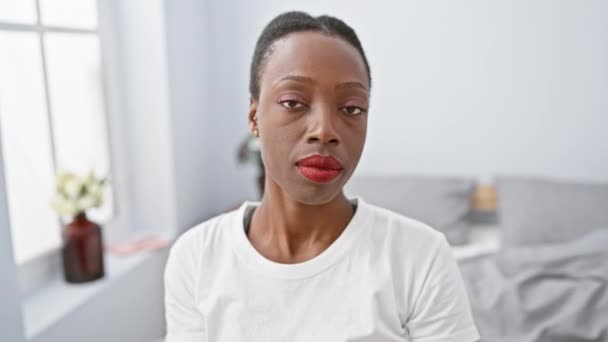 Savaşmaya Hazır Güçlü Afro Amerikan Kadın Yatakta Uzanıyor Yumruğunu Yatak — Stok video
