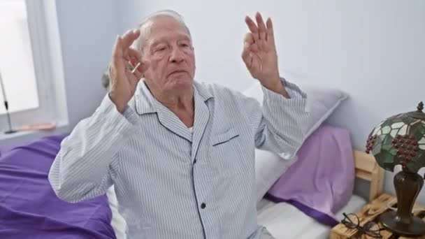 Fröhlicher Älterer Mann Ruhig Schlafzimmer Sitzend Vertieft Achtsame Yoga Meditation — Stockvideo