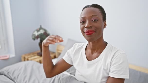 Neşeli Afro Amerikalı Kadın Rahat Bir Yatak Odasında Rahat Rahat — Stok video