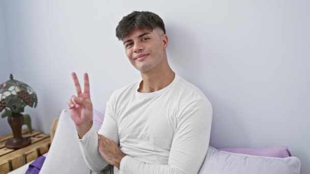 Disparo Dormitorio Joven Hispano Sonriente Acostado Cama Con Pijama Cara — Vídeos de Stock