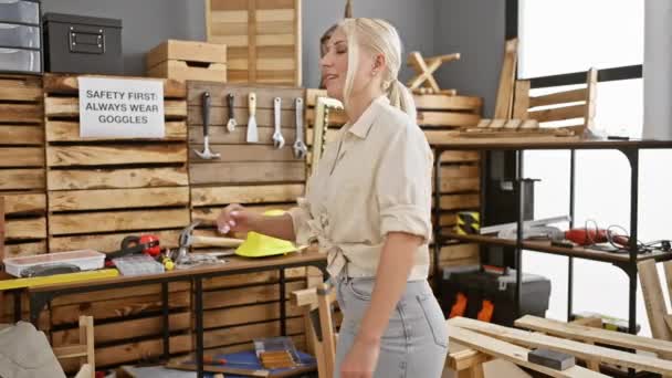 Jovem Loira Carpinteiro Com Braços Cruzados Gesto Sorrindo Carpintaria — Vídeo de Stock