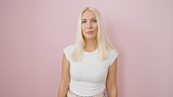 Verschrikte Jonge Blonde Vrouw Staat Angst Ogen Bedekkend Met Handen — Stockvideo