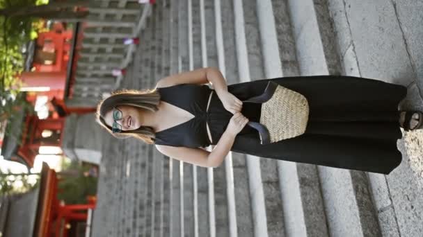Vacker Latinamerikansk Kvinna Med Glasögon Poserar Fushimi Inari Taisha Glädje — Stockvideo