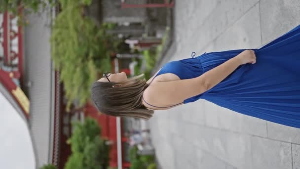 他惊慌失措的女人欢欢喜喜地跳舞 穿着漂亮的衣服在富士寺富丽堂皇的东京建筑中旋转 她在日本旅游期间 在城市里度过了一段愉快的假期 — 图库视频影像