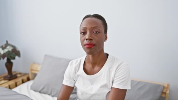 Deprimerad Afrikansk Amerikansk Kvinna Pekande Nedåt Liggande Ett Sovrum Ett — Stockvideo