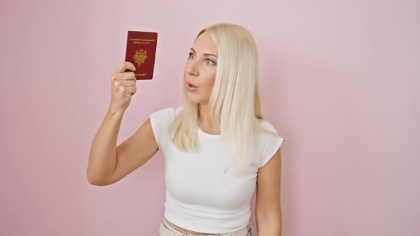 Chockad Ung Blond Kvinna Täcker Munnen Med Handen Visar Rädd — Stockvideo