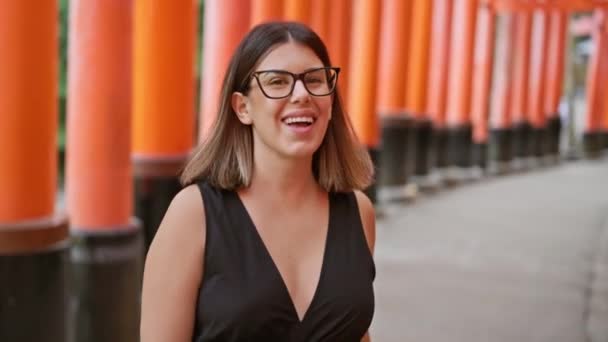 Красива Іспаномовна Дівчина Просить Прийти Дружньою Хвилею Біля Воріт Торімі — стокове відео
