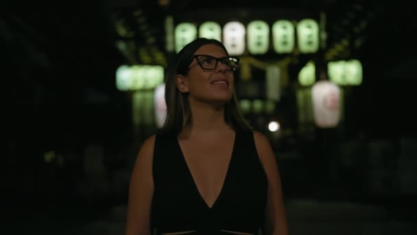 Mulher Hispânica Bonita Óculos Confiante Sorrindo Enquanto Olha Volta Mergulhando — Vídeo de Stock