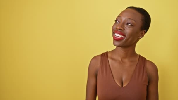 Mujer Afroamericana Confiada Sonrisa Radiante Rostro Perfecto Riendo Naturalmente Mientras — Vídeos de Stock