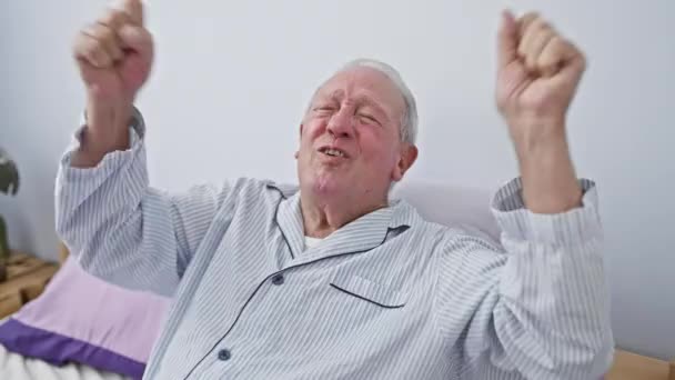 Gek Leuk Slaapkamer Opgewonden Senior Man Vrolijk Viert Grote Overwinning — Stockvideo