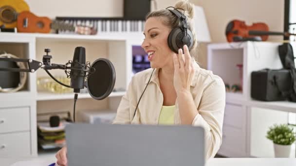 Młoda Blondynka Reporter Pracuje Radiu Zdejmując Słuchawki Zestresowany Studio Radiowym — Wideo stockowe