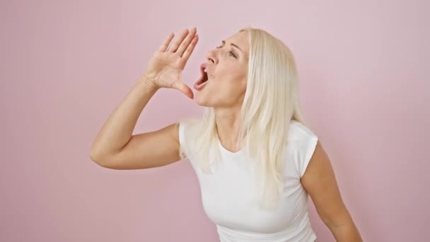 Arg Ung Blond Kvinna Släppa Lös Ett Högt Skrik Står — Stockvideo