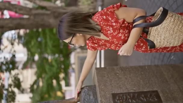 Att Locka Latinamerikanska Kvinna Med Glasögon Berör Ikoniska Hachiko Staty — Stockvideo