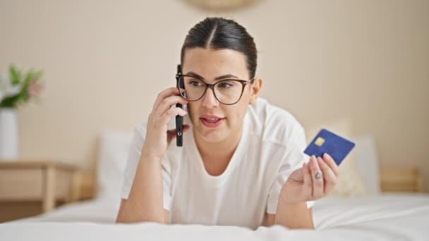 Tânără Frumoasă Femeie Hispanică Vorbind Telefon Cumpărături Cardul Credit Dormitor — Videoclip de stoc