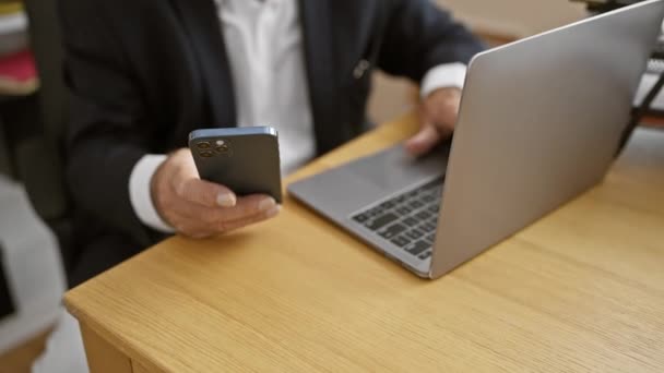 Homem Sênior Trabalhando Duro Escritório Trabalhador Profissional Usando Laptop Smartphone — Vídeo de Stock