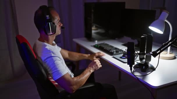 스트리머는 자신의 게임을 헤드폰을 자신의 룸에서 자신감을 세계를 즐기는 — 비디오