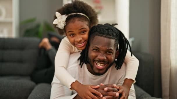 Afroamericanos Padre Hija Sonriendo Confiados Abrazándose Uno Otro Acostados Sofá — Vídeos de Stock