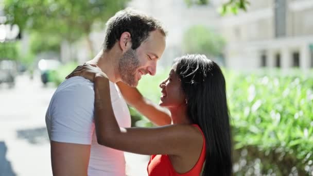 Piękna Para Uśmiecha Się Pewnie Przytulając Się Siebie Dotykając Nosa — Wideo stockowe