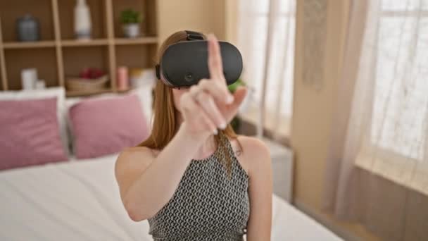 Junge Blonde Frau Spielt Videospiel Mit Virtual Reality Brille Schlafzimmer — Stockvideo