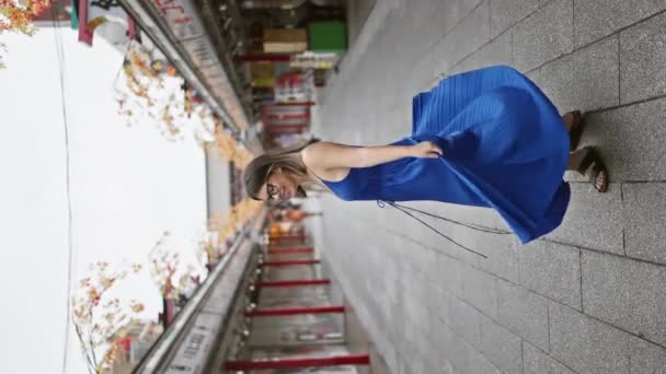Hermosa Mujer Hispana Dando Vueltas Vestido Calle Nakamise Gafas Brillando — Vídeos de Stock