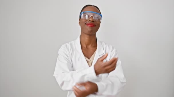 Mujer Afroamericana Alegre Uniforme Científico Brazos Cruzados Sonriendo Oreja Oreja — Vídeo de stock