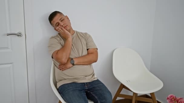 Unavený Mladý Latinskoamerický Muž Který Snaží Odpočívat Unaveném Spánku Sedí — Stock video