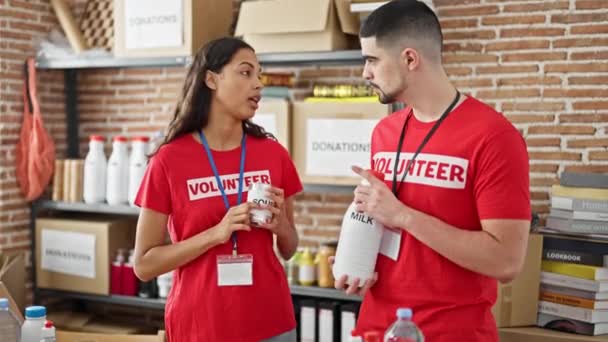 Voluntários Homens Mulheres Unidos Serviço Verificando Diligentemente Caixa Produtos Doados — Vídeo de Stock