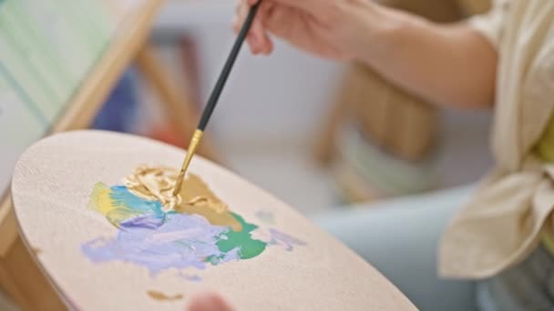 Sanat Stüdyosunda Renkleri Karıştıran Genç Sarışın Kadın Sanatçı — Stok video