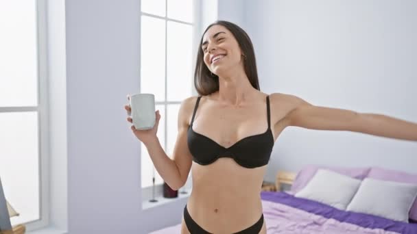 Despertar Manhã Sensual Jovem Bela Mulher Hispânica Exala Confiança Sensualidade — Vídeo de Stock