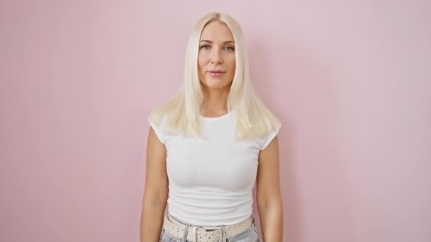 Крута Впевнена Успішна Молода Блондинка Стоїть Сяючою Посмішкою Обличчі Відображаючи — стокове відео